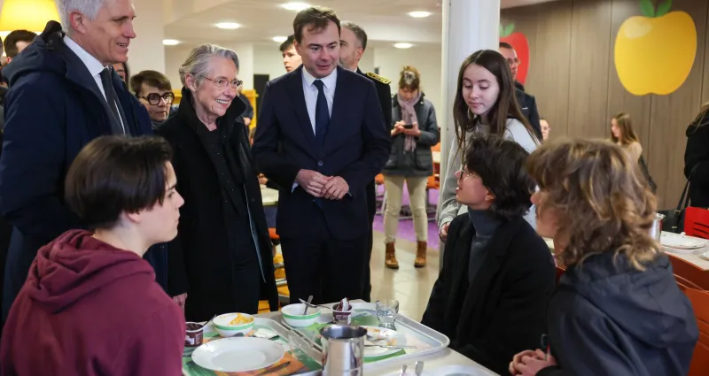 l-ia-en-france-l-education-nationale-passe-a-l-offensive-avec-un-plan-de-formation-obligatoire