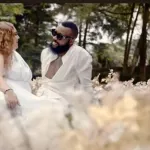 ode-a-l-amour-mike-alabi-devoile-le-titre-invincible-le-bouquet-de-fleurs-a-offrir