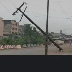 danger-imminent-a-yopougon-un-poteau-electrique-endommage-menace-la-securite-publique