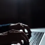 abus-sexuel-sur-mineurs-en-ligne-un-pedophile-de-58-ans-longuement-traque-et-arrete-par-un-youtubeur