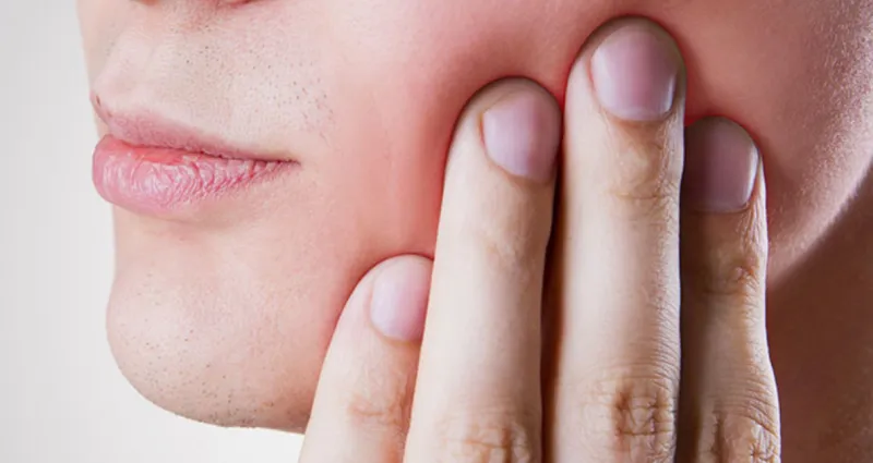 douleurs-aux-gencives-5-remedes-naturels-efficaces-pour-les-soulager