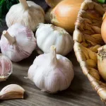 oignons-et-ail-5-astuces-simples-et-efficaces-pour-conserver-vos-oignons-et-votre-ail-pendant-plusieurs-mois