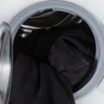 vetements-noirs-4-astuces-efficaces-pour-prevenir-le-delavage-et-garder-leur-eclat