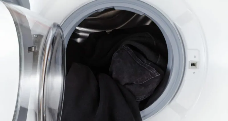 vetements-noirs-4-astuces-efficaces-pour-prevenir-le-delavage-et-garder-leur-eclat