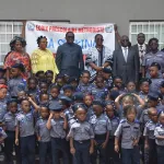mardi-gras-les-tout-petits-felicitent-le-ministre-gouverneur-cisse-bacongo-pour-son-travail
