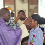 sanctuaire-saint-paul-de-l-adoration-du-plateau-les-chretiens-communient-par-les-cendres