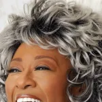 cheveux-gris-4-astuces-naturelles-pour-les-sublimer-et-adopter-leur-beaute