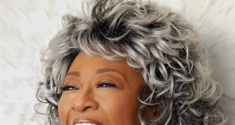 cheveux-gris-4-astuces-naturelles-pour-les-sublimer-et-adopter-leur-beaute