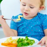 enfant-cinq-aliments-essentiels-pour-une-alimentation-saine-et-economique-pour-vos-enfants