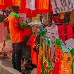 contrefacon-du-maillot-des-elephants-la-fif-fait-arreter-un-vendeur