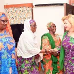 dimbokro-mme-dominique-ouattara-visite-la-cour-familiale-du-president-de-la-republique