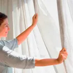 adieu-les-rideaux-4-alternatives-tendance-pour-2025-qui-modernisent-vos-fenetres