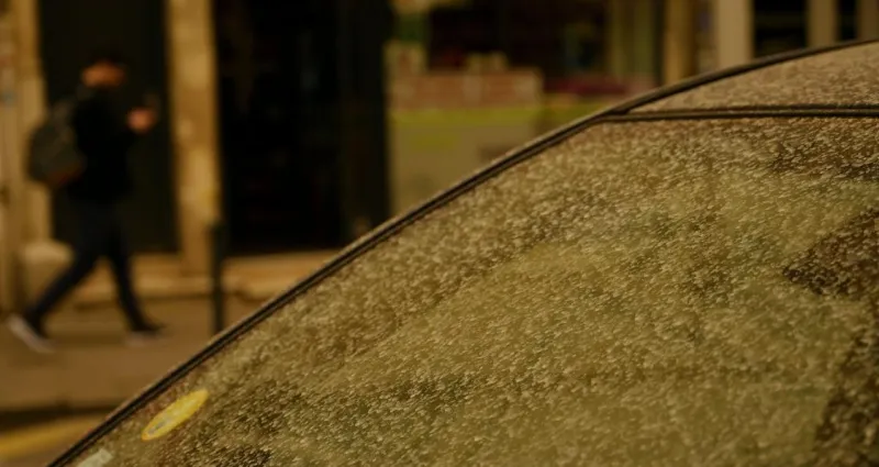 voiture-recouverte-de-sable-du-sahara-voici-l-erreur-a-eviter-pour-eviter-les-rayures