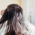 cheveux-gras-4-erreurs-courantes-a-eviter-pour-retrouver-des-cheveux-legers-et-sains