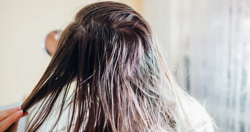 cheveux-gras-4-erreurs-courantes-a-eviter-pour-retrouver-des-cheveux-legers-et-sains