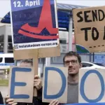 c-est-david-contre-goliath-en-allemagne-des-manifestants-dans-une-colere-noire-devant-l-usine-tesla