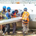 echangeur-du-carrefour-faya-un-pylone-de-la-ligne-haute-tension-rehausse-lors-d-une-impressionnante-operation