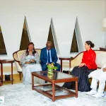 la-ministre-euphrasie-kouassi-yao-presente-le-g100-aux-femmes-de-cote-d-ivoire