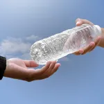 eau-ouverte-danger-cache-ce-que-vous-risquez-vraiment-en-buvant-une-bouteille-entamee