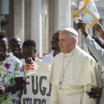 fortune-du-saint-pere-francois-le-pape-des-refugies-et-des-pauvres
