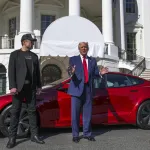 elon-musk-prend-ses-distances-avec-l-administration-trump-pour-se-recentrer-sur-tesla