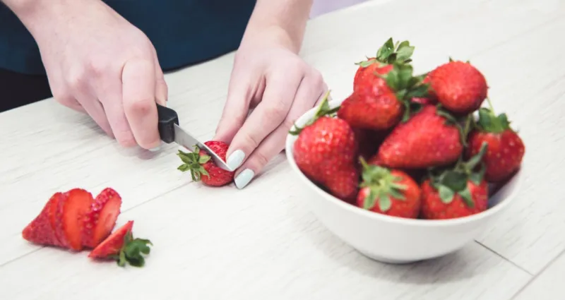 ne-jetez-plus-rien-les-queues-de-fraises-l-or-vert-cache-de-votre-cuisine-et-de-votre-jardin
