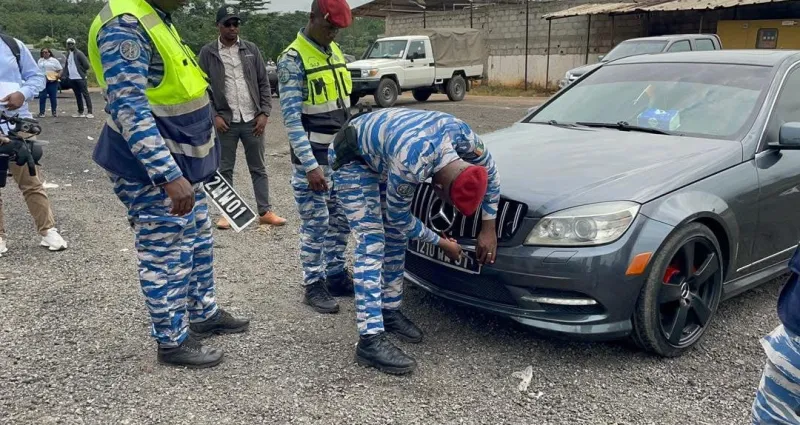 Fini l’impunité : en Côte d’Ivoire, les voitures aux plaques falsifiées finissent directement à la fourrière