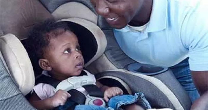 bebe-en-voiture-attention-au-coup-de-chaleur