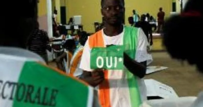 le-pouvoir-se-felicite-de-la-victoire-du-oui-l-opposition-crie-a-la-fraude