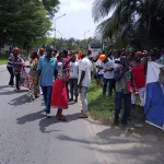 rhdp-en-colere-contre-le-choix-de-marcel-amon-tanoh-des-populations-d-aboisso-assiegent-la-residence-du-president-bedie