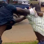 dabou-pour-du-bambou-de-chine-un-pere-et-son-fils-battent-a-sang-une-famille