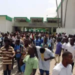 vive-tension-a-la-maison-du-pdci-des-centaines-de-jeunes-militants-prennent-d-assaut-le-siege-du-parti