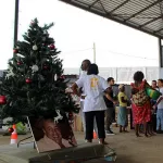 arbre-de-noel-a-koumassi-yapokro-la-fondation-nady-rayess-fait-des-heureux-a-koumassi