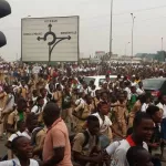 greve-des-fonctionnaires-des-eleves-descendent-dans-les-rues-a-travers-la-cote-d-ivoire-des-violences-signalees