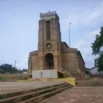 abengourou-des-enseignants-catholiques-sequestrent-leur-directeur-diocesain-et-bloquent-une-messe-a-la-cathedrale