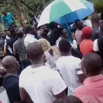 agrobusiness-les-souscripteurs-reunis-devant-le-palais-de-justice-du-plateau