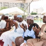 le-fils-de-cheick-tiote-n-a-pu-lire-le-poeme-dedie-a-son-pere-a-la-ceremonie-du-7eme-jour