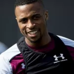 jonathan-kodjia-encense-par-un-coequipier