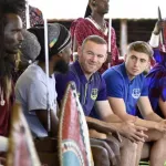 wayne-rooney-accueilli-par-une-danse-guerriere-des-maasai-en-tanzanie