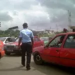 insecurite-un-policier-tabasse-et-desarme-en-pleine-regulation-de-la-circulation