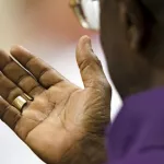 soutenant-avoir-ete-volee-a-l-eglise-une-fidele-fait-entendre-le-cure-et-un-vendeur-d-objets-liturgiques-par-la-police