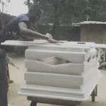 vacances-scolaires-des-eleves-fabriquent-et-vendent-des-cercueils