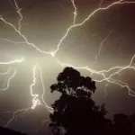 tai-la-foudre-tue-un-petit-garcon-brule-une-femme-au-sexe-et-blesse-une-autre