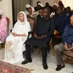 condoleances-la-premier-dame-dominique-ouattara-pleure-avec-la-famille-de-lancine-camara