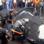 drame-a-cocody-une-voiture-ensevelie-par-du-bitume-au-carrefour-de-la-vie-un-mort-une-blessee-grave