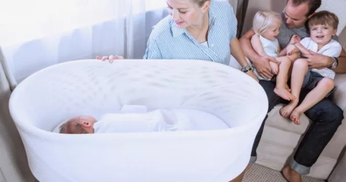 snoo-un-berceau-qui-endort-votre-bebe-en-45-secondes