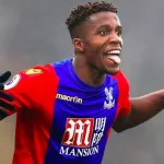 crystal-palace-wilfried-zaha-met-6-603-fans-a-ses-pieds-apres-son-match-contre-chelsea