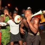 de-retour-du-stade-felix-houphouet-boigny-des-gangsters-parmi-les-supporters-des-elephants-depouillent-une-femme-medecin