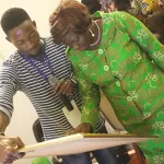 sara-2017-le-peintre-ulrik-abe-fier-d-etre-felicite-par-kandia-camara-pour-ses-oeuvres