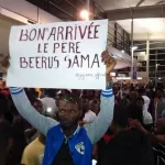 dj-arafat-accueilli-comme-un-roi-a-son-arrivee-l-aeroport-envahi-par-plusieurs-centaines-de-fans